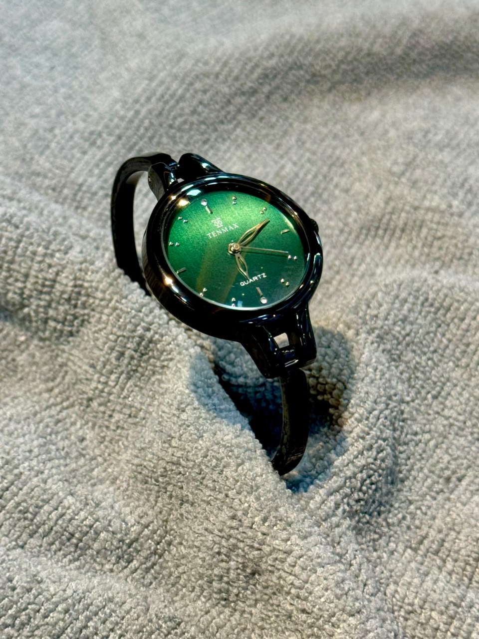 Tenmax_Black Bangle Watch with green dial for Women